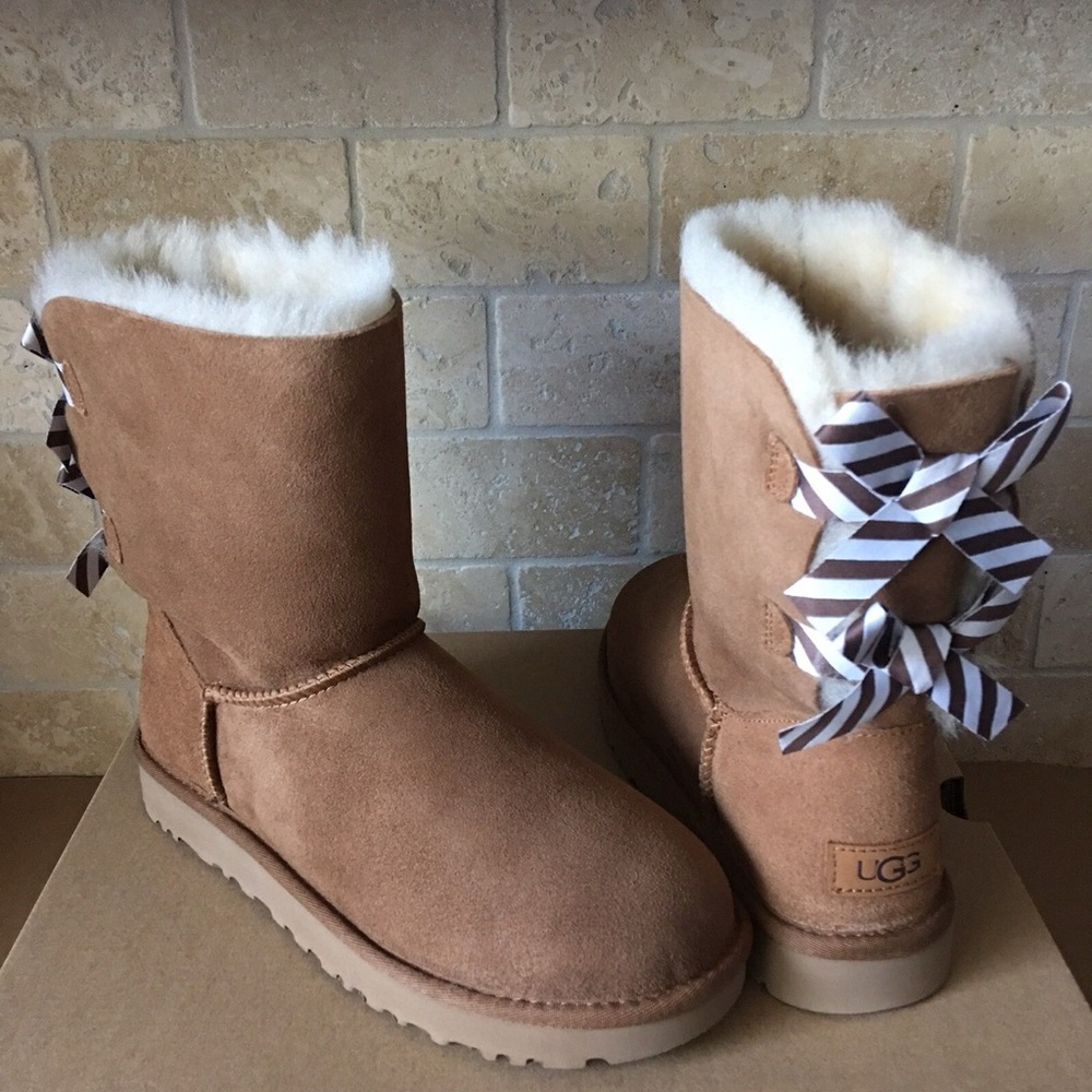 UGG BAILEY BOW DIAGONAL STRIPES CHESTNUT SUEDE FUR, US6, New With Box